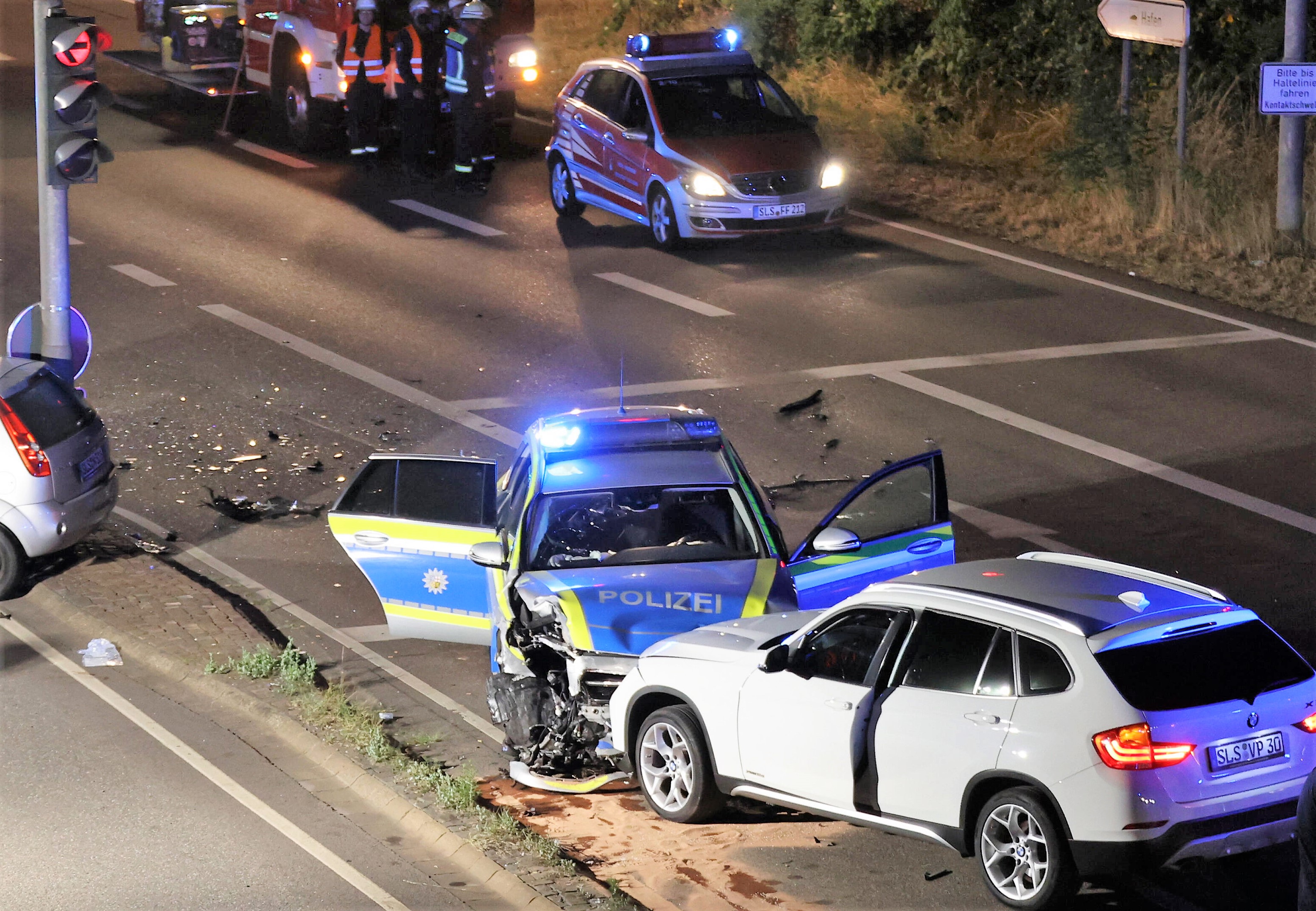 Dramatischer Unfall auf der Autobahn - PKW stößt mit Streifenwagen zusammen!