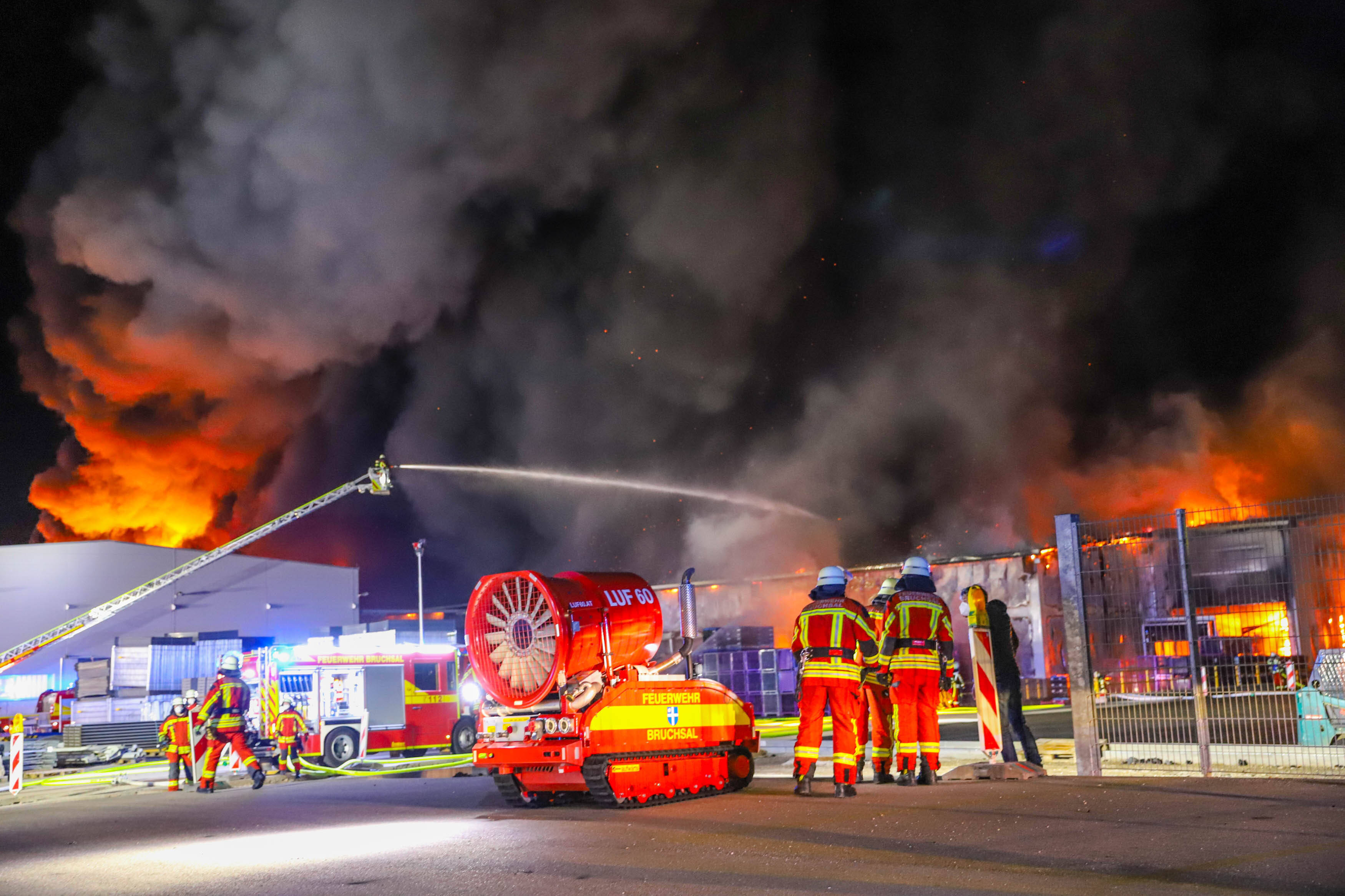 Rettungswache explodiert! Tragödie in Sachsen-Anhalt - Retter werden selber zum Opfer