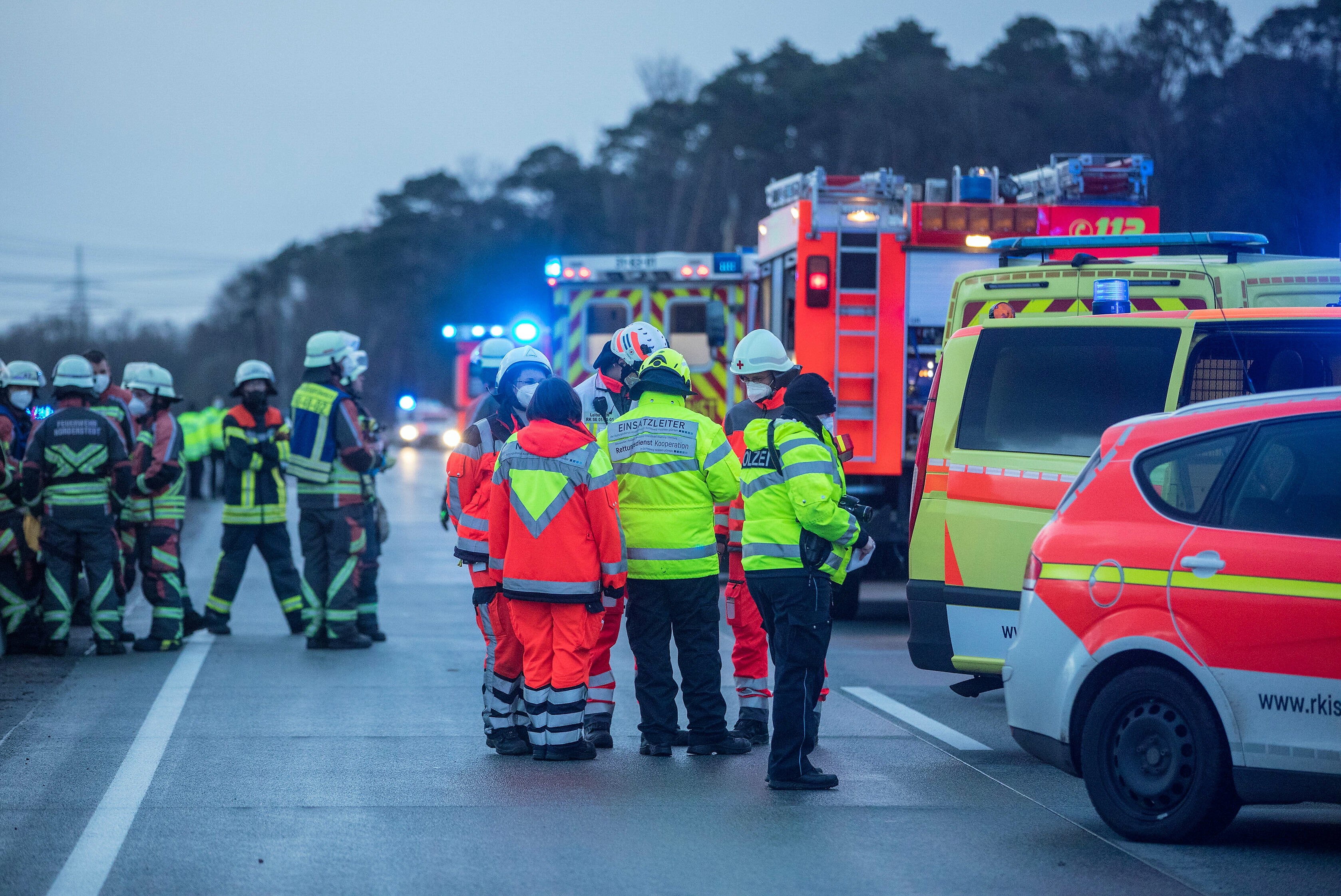 Schrecklicher Unfall! 3 Menschen getötet nachdem Fahrzeug von der Straße abkommt