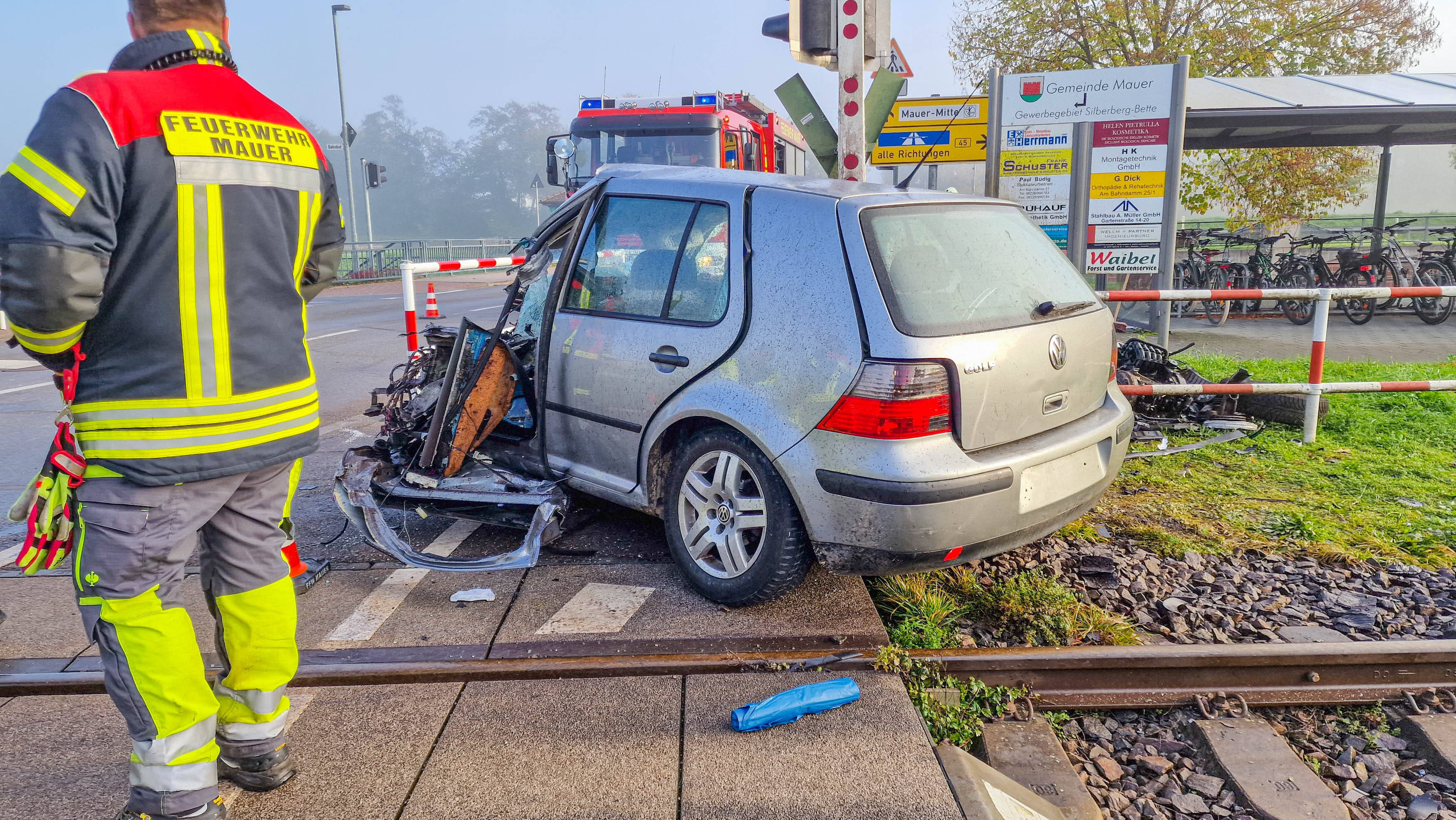 Zug erfasst Auto an Bahnübergang - Autofahrer stirbt und Lokführer erleidet Schock