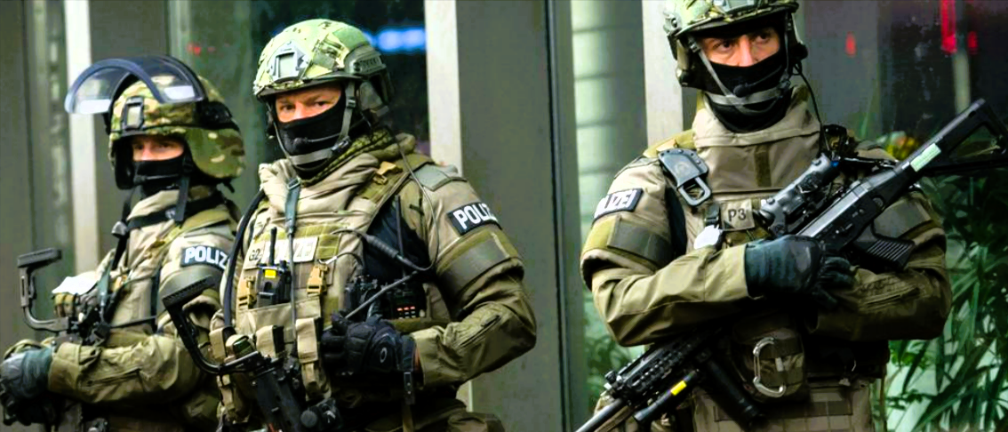 Terroralarm an Schule! Person mit Waffe gemeldet - SEK vor Ort, Schüler in Klassenräumen verschanzt!