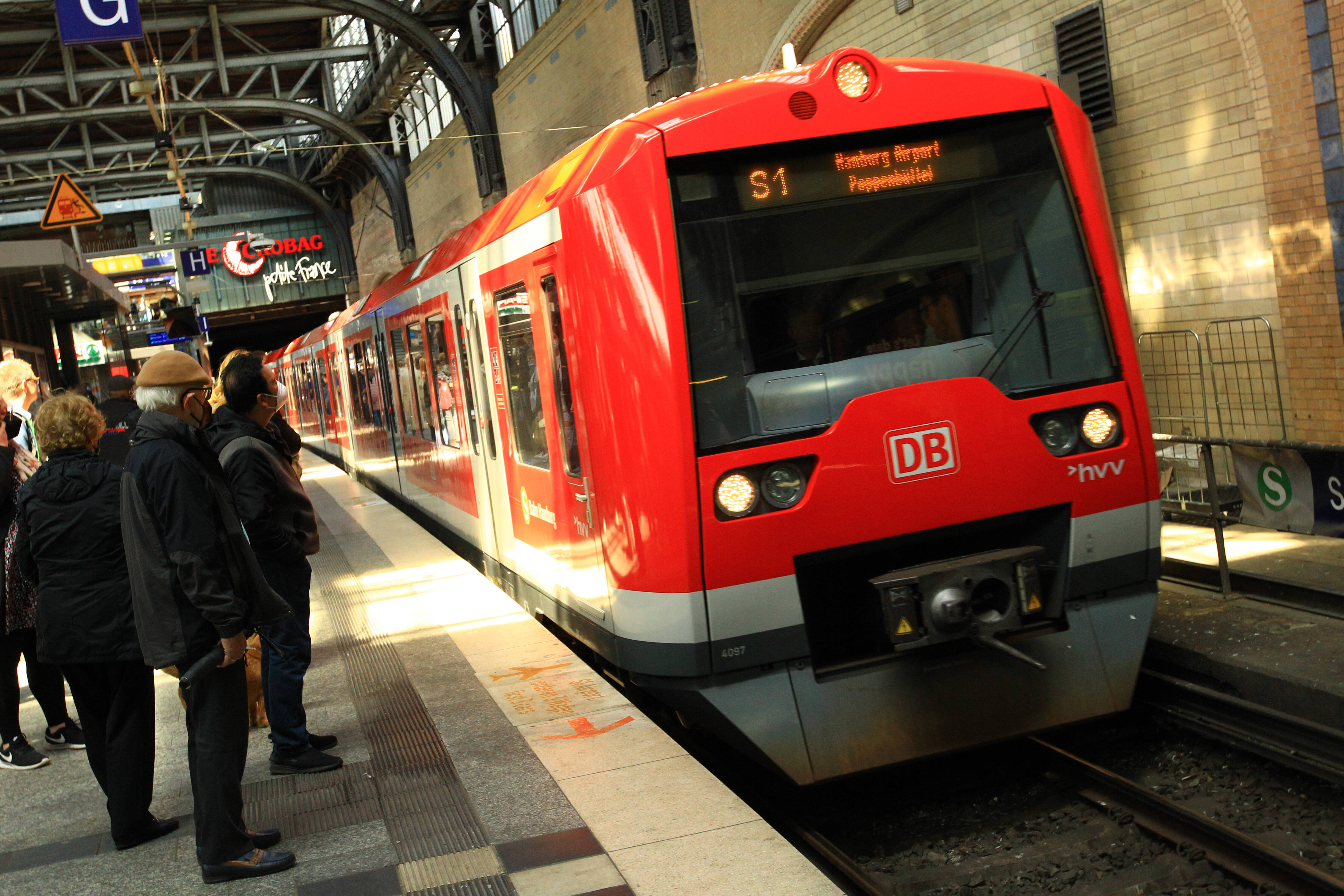 Schweres Bahn-Unglück am frühen Morgen! Mann von S-Bahn erfasst und getötet