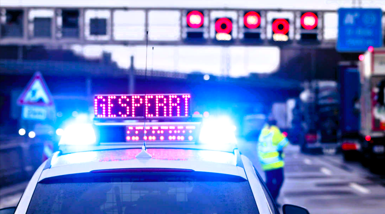 Vollsperrung! Folgenschwerer Unfall auf deutscher Autobahn - Volvo rast unter LKW!