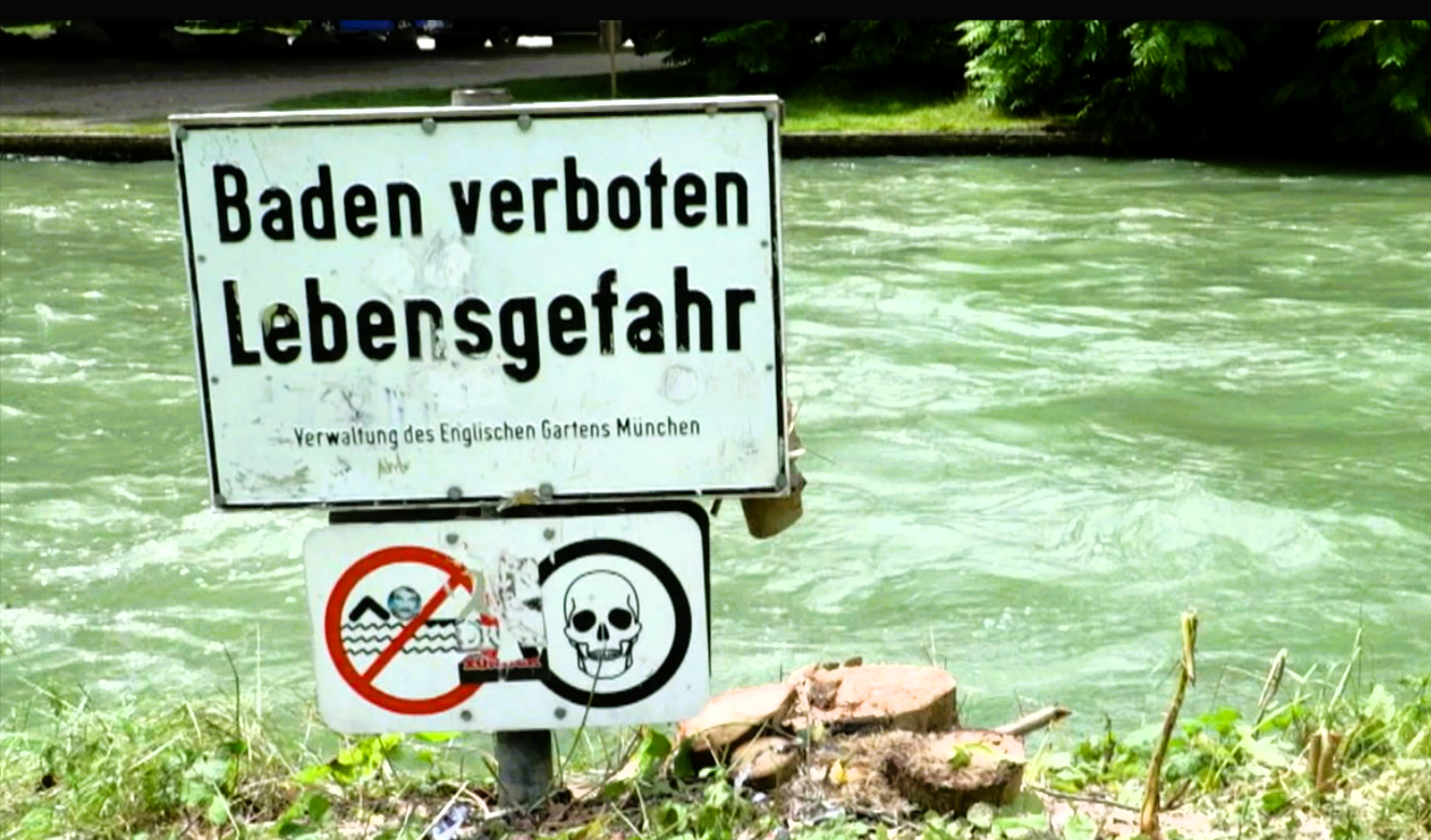 Tödlicher Badeunfall im Münchener Eisbach - Mitgerissener Schwimmer erliegt seinen Verletzungen
