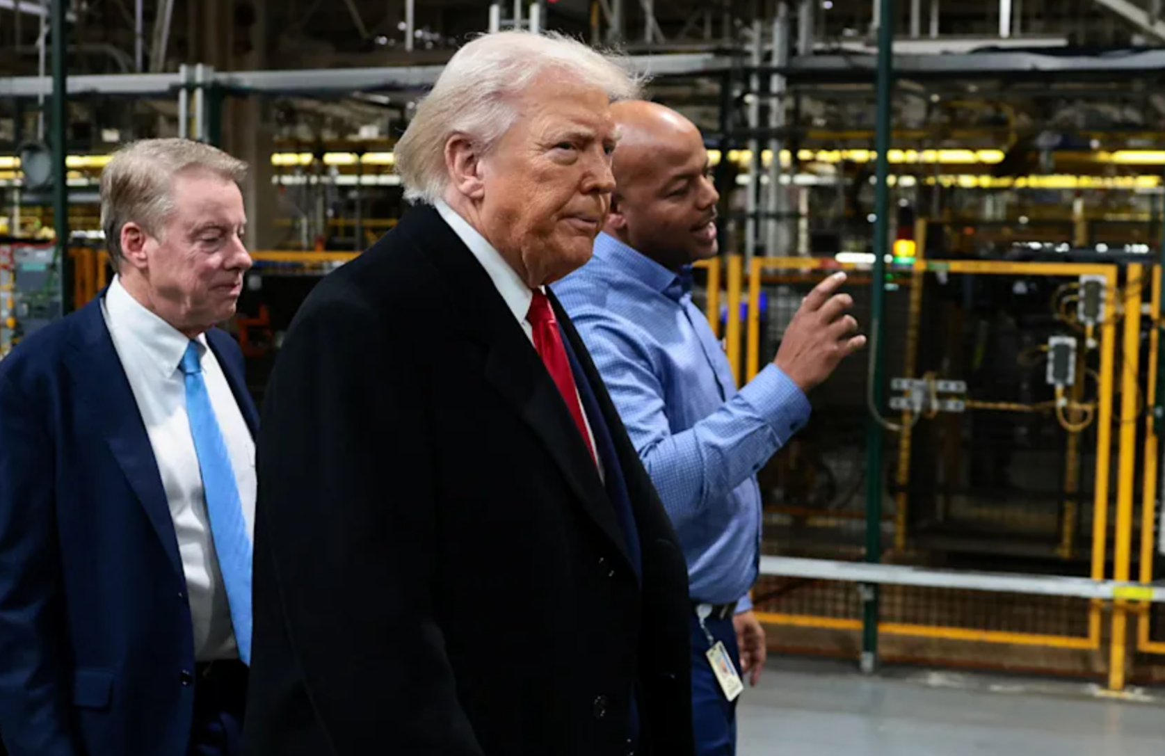 Trump-Eklat bei Ford-Werksbesuch: Diese schlimme Geste sorgt für Aufsehen