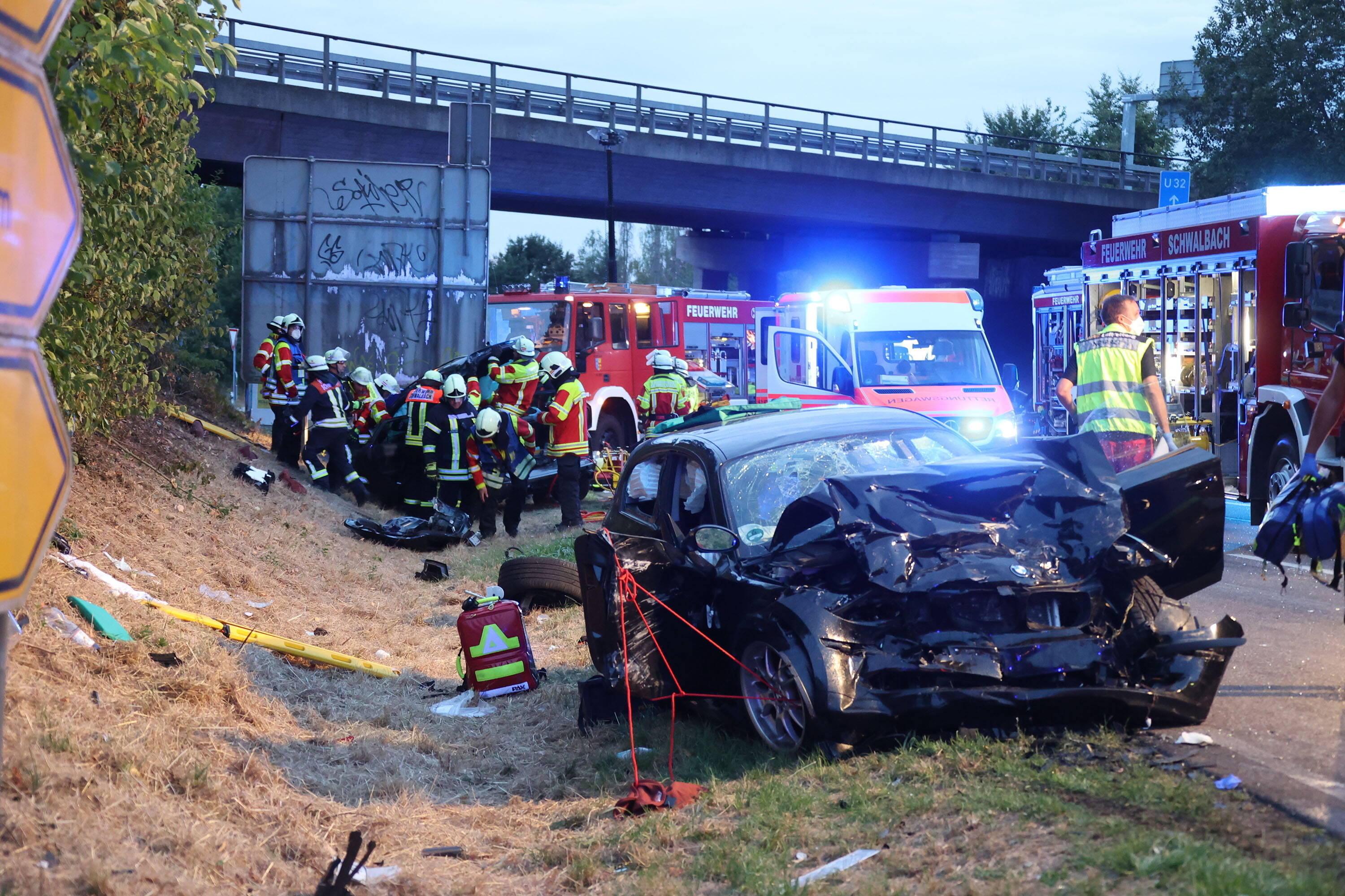 Unfall-Horror auf der Bundesstraße! 7 Menschen verbrennen in ihren Autos