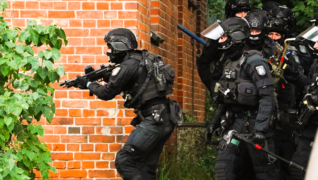 Eilmeldung! SEK-Einsatz nach Schüssen: Polizei stürmt Wohnung!