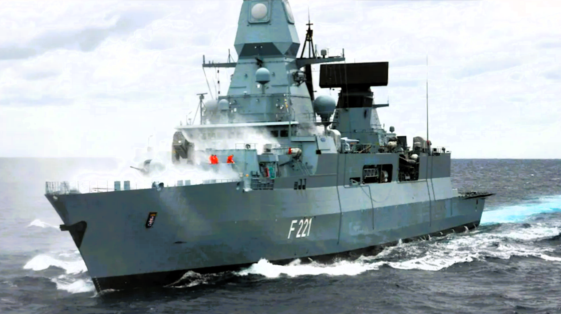Deutsche Fregatte "Hessen" wehrt Angriffe auf Frachtschiff ab! 