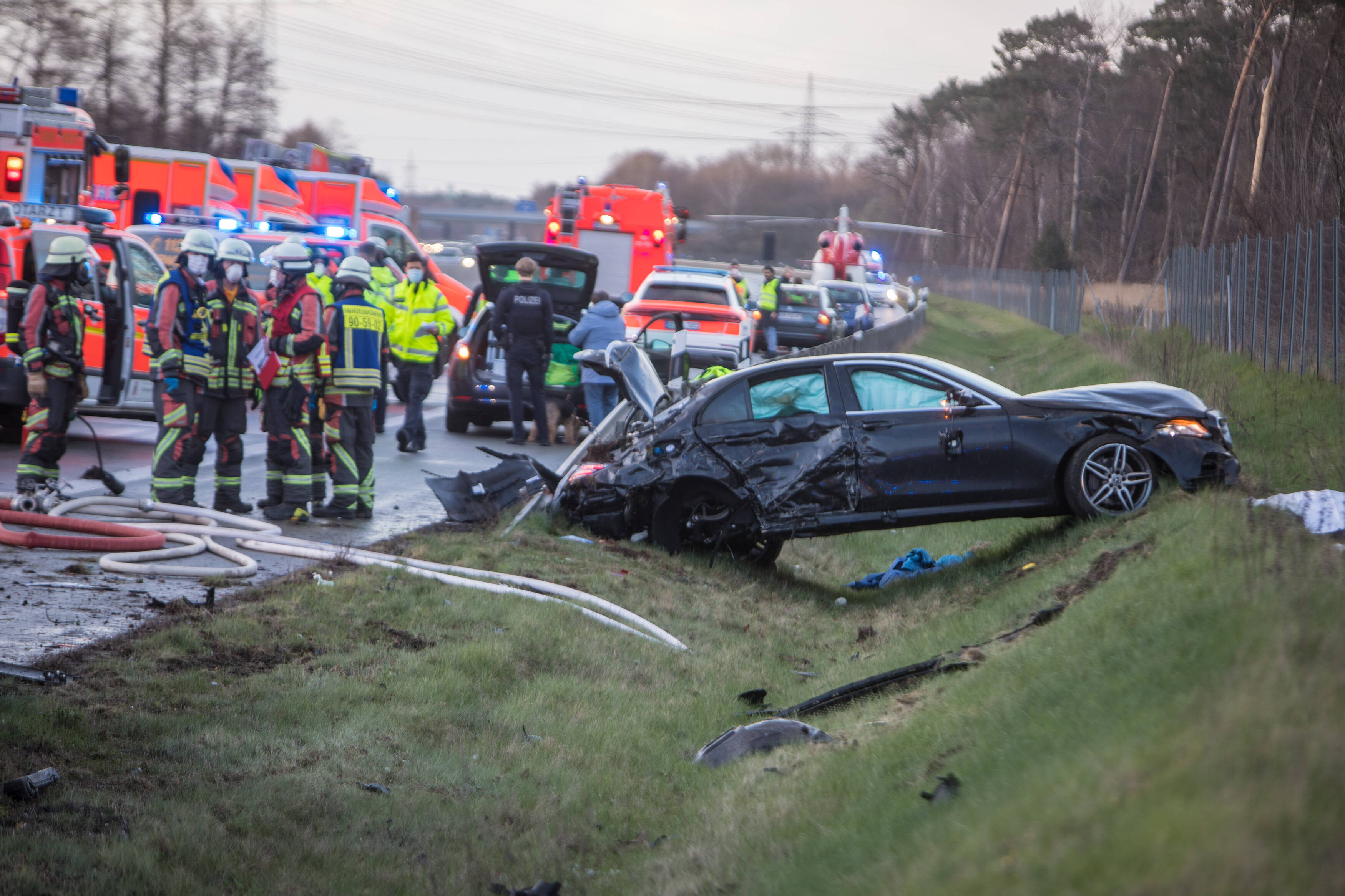Tödlicher Unfall bei schlimmen Wetterbedingungen! 2 Kinder schwer verletzt, ein Mensch stirbt!