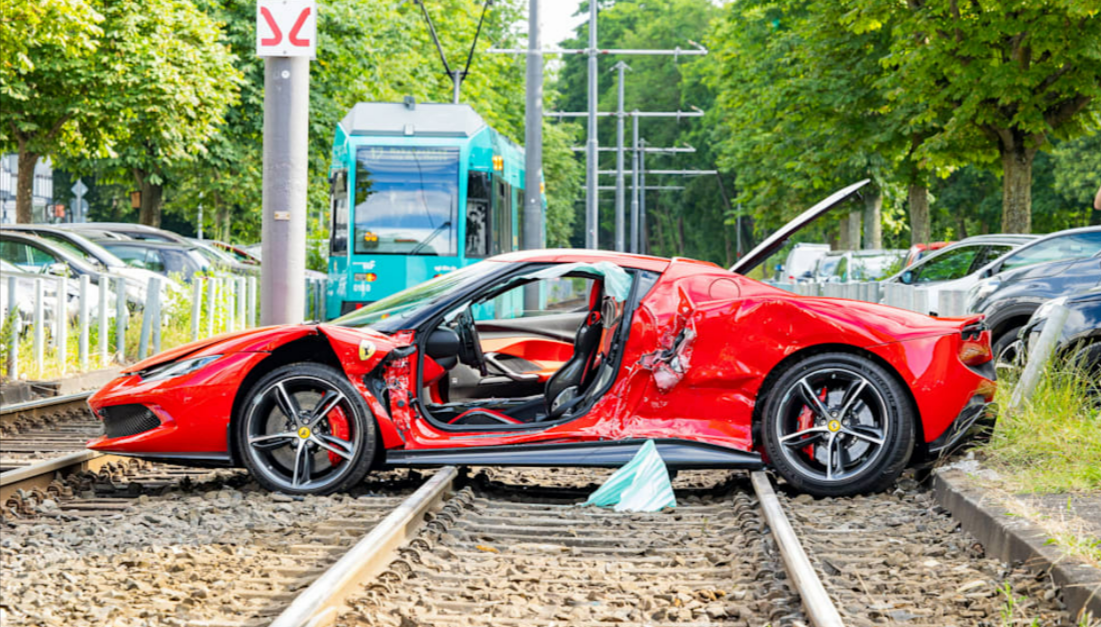 Bahnunglück! Zug erfasst Ferrari an Bahnübergang und schleift den Wagen mit