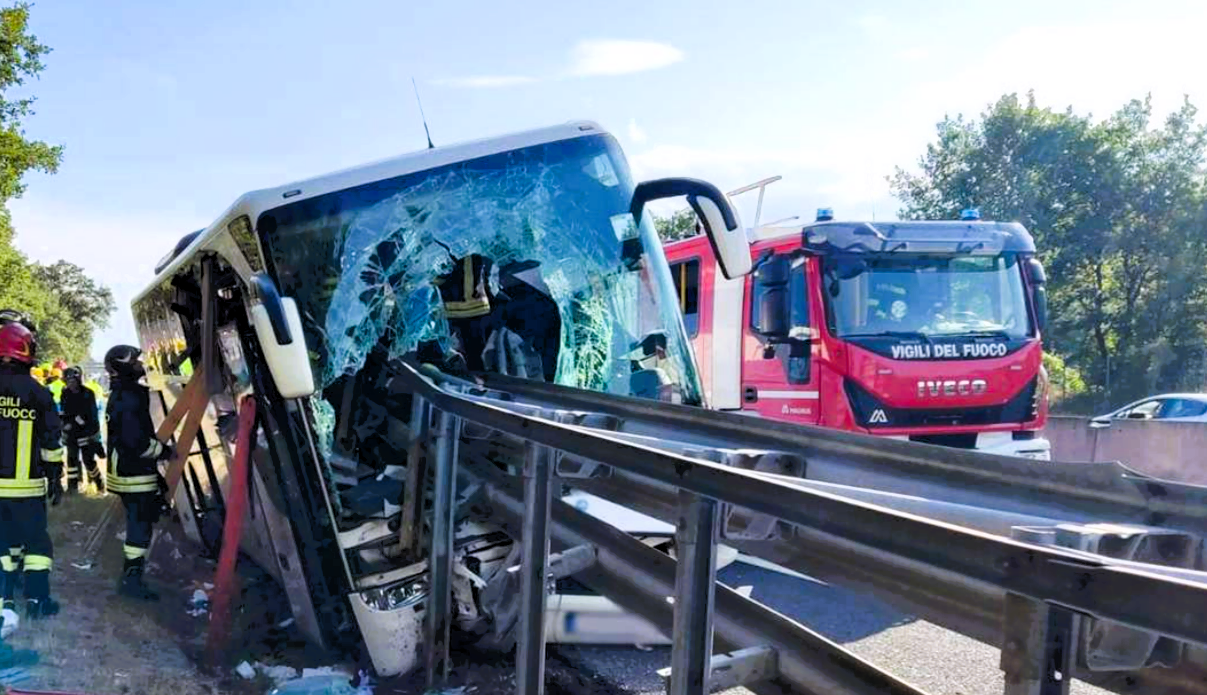 Reisebus-Unfall auf der Autobahn - Bus kracht in einen LKW!