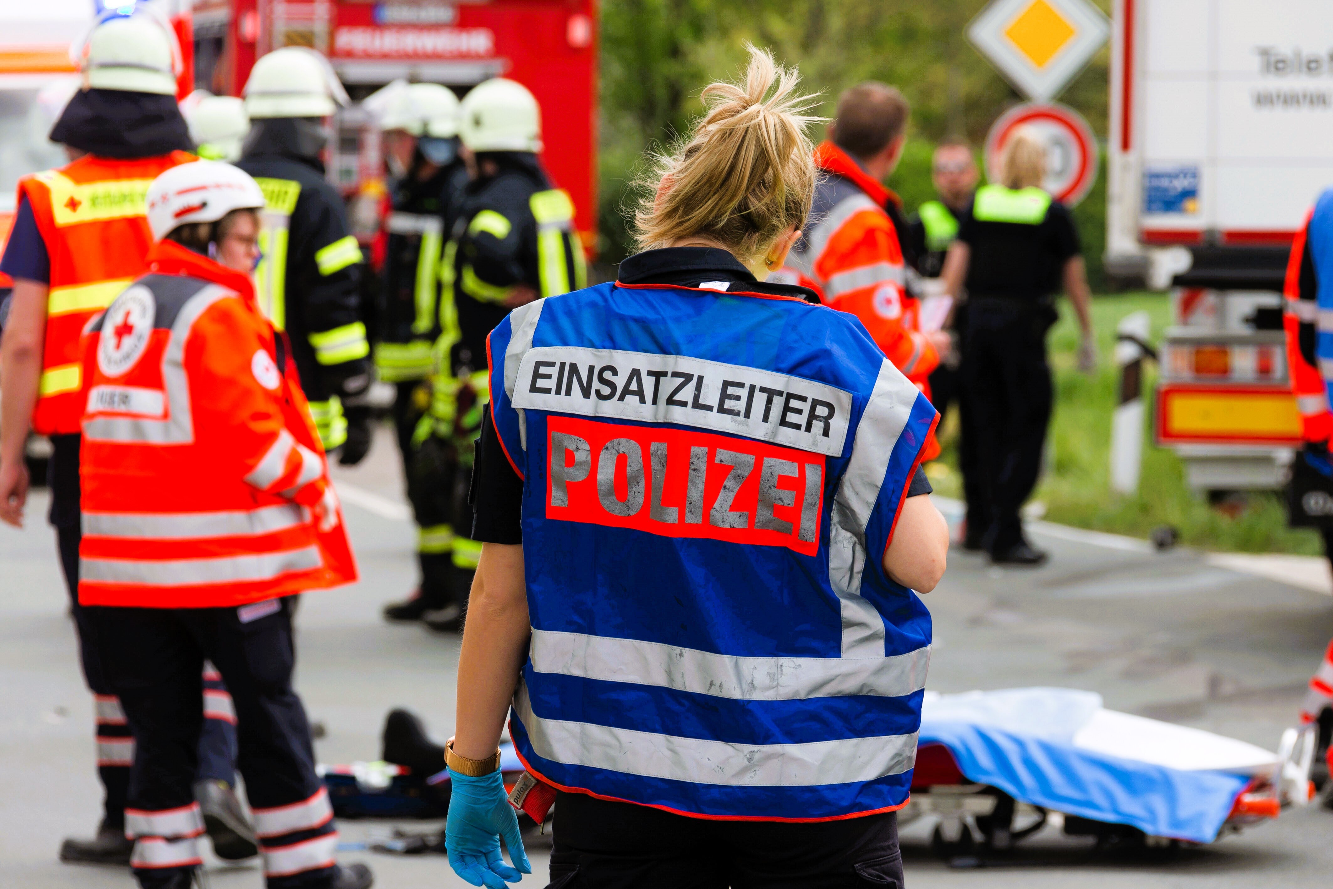Totgeglaubter Motorradfahrer lebt! Reporter sieht Bewegungen in Leichensack und reagiert genau richtig